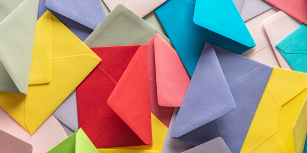 Comment utilisez-vous les enveloppes de couleur pour personnaliser votre correspondance ?